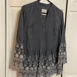 🛍️STYLE &CO GRAY BLOUSE EMBROIDERED SLEEVES AND BOTTOM. SIZE S